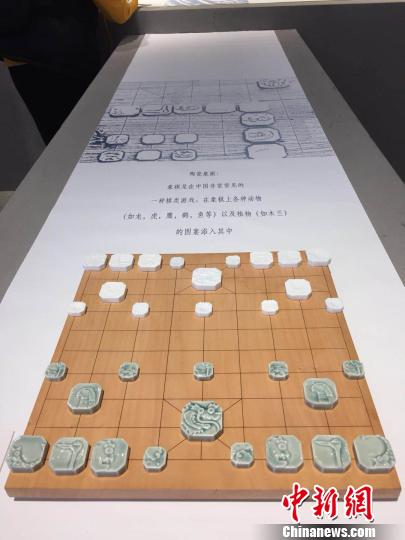 10日起,“OPEN WORK”(“開放作業(yè)”)國際陶瓷藝術展在南京浦口區(qū)的南京W藝術空間舉辦。圖為由精致白綠兩色瓷片制成的象棋棋子。 朱曉穎 攝 10日起,“OPEN WORK”(“開放作業(yè)”)國際陶瓷藝術展在南京浦口區(qū)的南京W藝術空間舉辦。圖為由精致白綠兩色瓷片制成的象棋棋子。 朱曉穎 攝