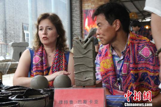 土耳其的藝術(shù)家穆特魯·巴斯卡亞接受記者的采訪。 曾潔 攝 土耳其的藝術(shù)家穆特魯·巴斯卡亞接受記者的采訪。 曾潔 攝